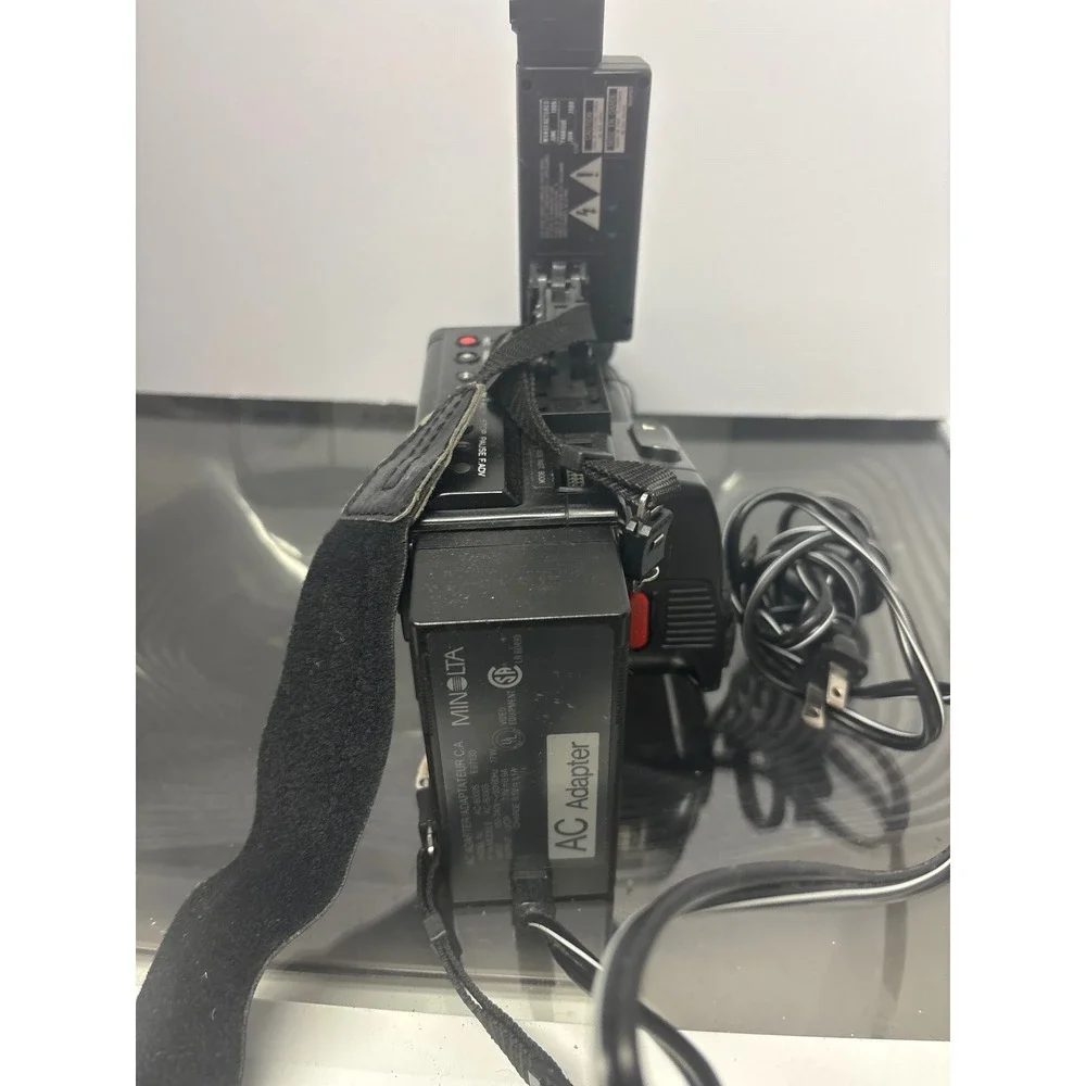 Minolta Master‎ Series 8 8200 CCD Video Camcorder with Accessories untested